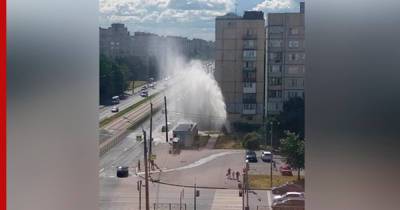 Фонтан воды забил на одной из улиц Петербурга из-за прорыва трубы - profile.ru - Санкт-Петербург