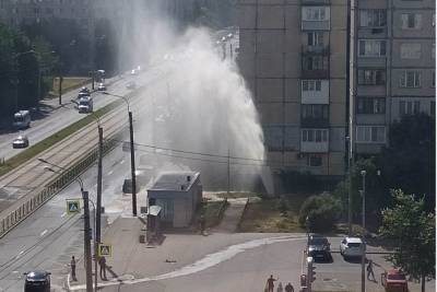 Питер Онлайн - Подземный фонтан высотой с девятиэтажный дом забил на Купчинской - spb.mk.ru - Санкт-Петербург