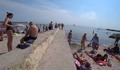 Семейная пара на одесском пляже возмутила отдыхающих, видео: "На глазах детей" - politeka.net - Украина - Одесса
