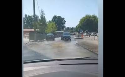 Улицу Мичурина залило горячей водой. Видео - lipetskmedia.ru - Липецк