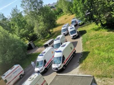Мужчины из Новороссийска руками вытолкали опрокинувшийся грузовик, чтобы дать дорогу скорой помощи с ребенком (видео) - rosbalt.ru - Анапа - Новороссийск