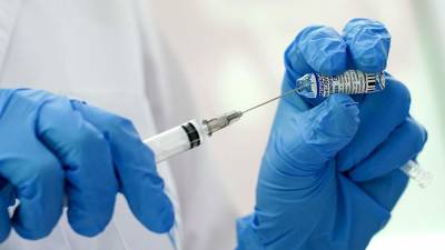 На Камчатке и Алтае ввели обязательную вакцинацию для ряда работников - iz.ru - Израиль - респ. Алтай - Камчатский край