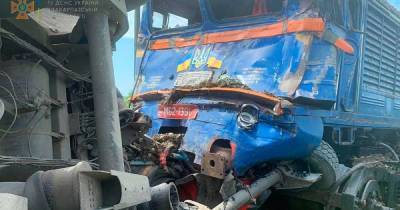 На Закарпатье пассажирский поезд протаранил грузовик, есть пострадавшие - dsnews.ua - Украина - район Хустский
