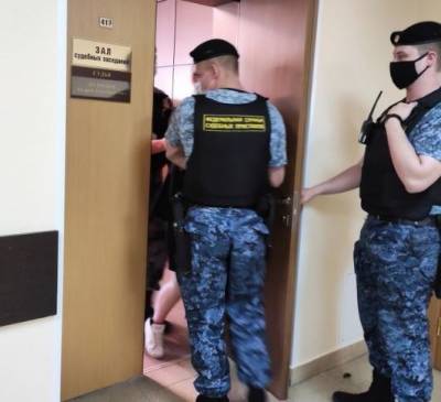 Любовь Соболь - Алексей Навальный - Владимир Воронин - Олег Навальный - Приставы «вынесли на руках» Соболь из зала суда, где слушалось дело Олега Навального - znak.com - Москва