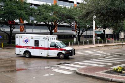 Вооруженный американец угнал фургон скорой помощи с пациентом внутри - lenta.ru - Техас - Хьюстон