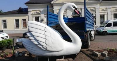 В Балтийске установили фигуру негласного символа города — лебедя (фото) - klops.ru - Балтийск