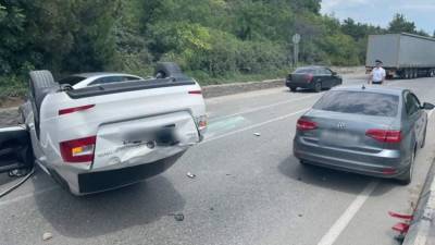 На ЮБК иномарка протаранила авто, врезалась в стену и опрокинулась - crimea.ria.ru - Крым - Симферополь - Севастополь