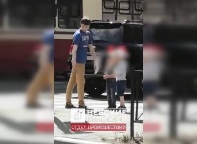 Видео: петербуржец под веществами решил прогуляться с двумя детьми - ivbg.ru - Украина - Санкт-Петербург - Петербург