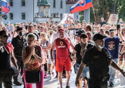 В Словакии противники вакцинации штурмовали парламент. Полиция применила слезоточивый газ - unn.com.ua - Украина - Киев - Словакия