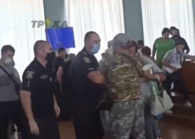 Василий Вирастюк - В Харьковской области депутаты подрались из-за переименования школ (видео) - sharij.net - Купянск - Харьковская обл.