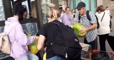 В РФ прохожие воровали арбузы, пока полиция оформляла протокол на продавца (видео) - focus.ua - Россия - Украина - Санкт-Петербург