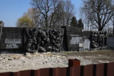 Во Львове приступили к окончательному разрушению монумента Славы - news-front.info - Украина - Львов