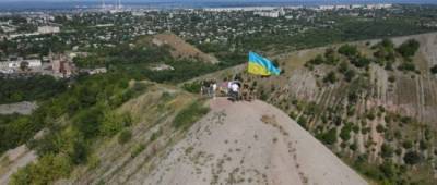 В Лисичанске к годовщине освобождения города от НВФ на самом высоком терриконе установили украинский флаг (фото) - w-n.com.ua - Украина - Лисичанск - Северодонецк