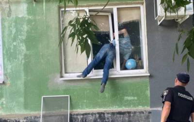 Жителя Херсона едва живого вытащили из окна возлюбленной - korrespondent.net - Украина - Херсон - Херсонская обл.