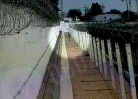 Неадекватный киевлянин выпрыгнул из окна и упал на крышу - его спасали силком - rupor.info - Украина - Киев