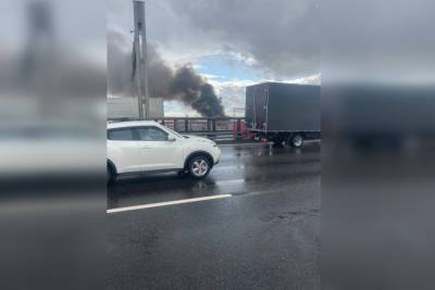 Горевший в Шушарах ангар частично обрушился - spb.mk.ru