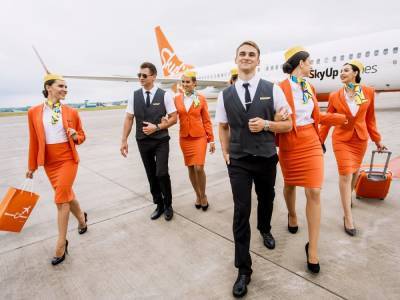 Кроссовки вместо туфель. Бортпроводницам SkyUp изменили форму - gordonua.com - Россия - Украина