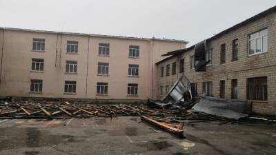 Порыв ветра снес крышу школы в Новоорске - vesti.ru - Москва
