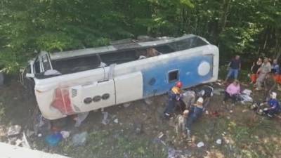 Съехавший в кювет автобус с 23 пассажирами на Кубани попал на видео - 5-tv.ru
