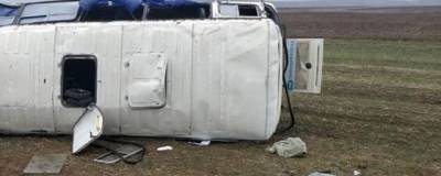 На Кубани туристический автобус съехал в кювет, погибли два человека - runews24.ru - Россия - Краснодарский край - район Апшеронский