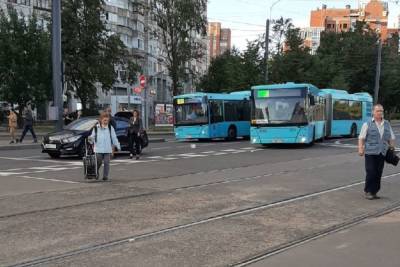 Питер Онлайн - Не поделившие дорогу автомобилисты перекрыли движение автобусов у «Озерков» - spb.mk.ru - Санкт-Петербург - р-н Выборгский