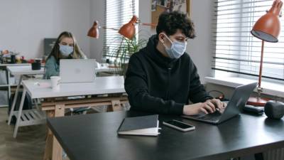 В Минтруде объяснили порядок отстранения непривитых сотрудников от работы - piter.tv - Россия - Санкт-Петербург