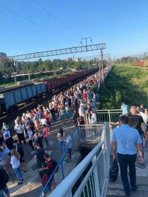Андрей Шевченко - Под Одессой на вокзале показали гигантскую очередь: "дорога жизни" (фото) - narodna-pravda.ua - Украина - Киев - Лондон - Одесса