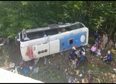 На Кубани автобус вылетел в кювет: 2 человека погибли, 20 ранены - bloknot.ru - Россия - Краснодарский край - район Апшеронский