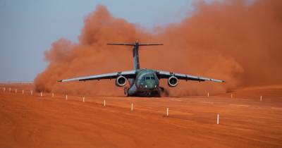 В Бразилии испытывают многоцелевой самолет KC-390 Millenium на грунтовой полосе (фото) - focus.ua - Украина - Бразилия