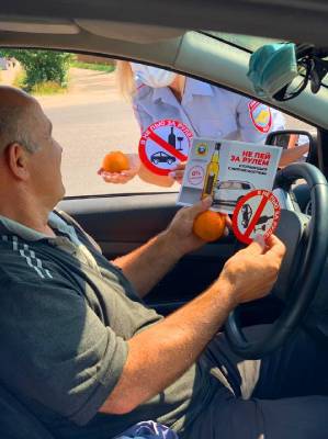 В Смоленском районе полицейские раздавали водителям мандарины - rabochy-put.ru - район Смоленский
