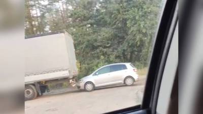 В Воронеже фура сдвинула с места припаркованную легковушку: появилось видео - vestivrn.ru - Воронеж - Воронежская обл.