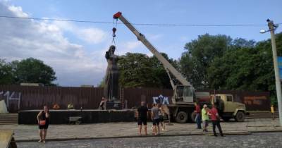 Отправили в "Территорию террора": во Львове демонтировали Монумент славы Советской армии (видео) - focus.ua - Украина - Львов