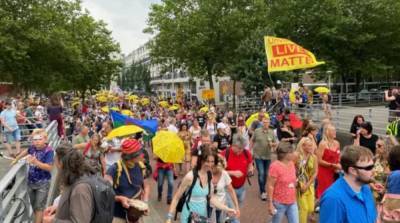 В Амстердаме тысячи людей вышли на протест против карантина - ru.slovoidilo.ua - Украина - Голландия - Амстердам