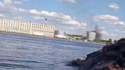 Питер Онлайн - Петербуржцы сняли на видео клубы черного дыма рядом с Октябрьской набережной - piter.tv - Ленинградская обл. - Санкт-Петербург - Лондон