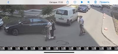 Во дворе воронежского дома подростки на электросамокате врезались в машину - gorcom36.ru - Воронеж