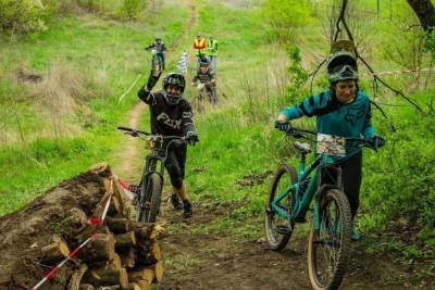 Около 40 гонщиков приняли участие в соревнованиях эндуро-серии по велоспорту в Белгороде - mk.ru - Белгород