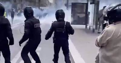 Во Франции - Дубинки и газ: Во Франции проходят жёсткие митинги против карантинных ограничений - reendex.ru - Австралия - Франция - Париж