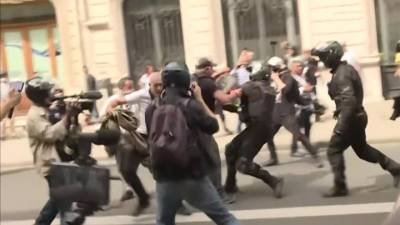Протесты против санпропусков охватили сотни городов Франции - vesti.ru - Франция - Париж