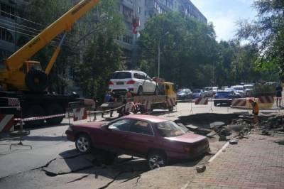 Юрий Попов - На бульваре в центре Хабаровска провалилась дорога из-за порыва водопровода - hab.aif.ru - Хабаровск
