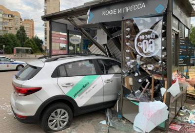 Питер Онлайн - Самое утреннее ДТП: водитель арендованного авто въехал в палатку с кофе в Петербурге - online47.ru - Санкт-Петербург