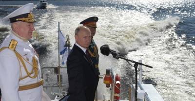Владимир Путин - Путин в Кронштадте поздравил личный состав экипажей с Днём ВМФ - reendex.ru - Россия - Санкт-Петербург