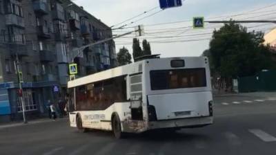 Короли дорог: на ул. Чехова водитель автобуса повернул на красный свет - penzainform.ru