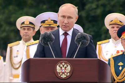 Владимир Путин - Путин на параде в Петербурге оценил вооружение ВМФ России - lenta.ru - Россия - Санкт-Петербург