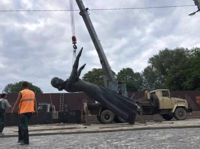 Во Львове снесли Монумент славы Советской армии - anna-news.info - Украина - Львов