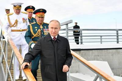 Владимир Путин - Путин на параде в Петербурге рассказал о новейшем вооружении и успехах ВМФ - lenta.ru - Россия - Санкт-Петербург