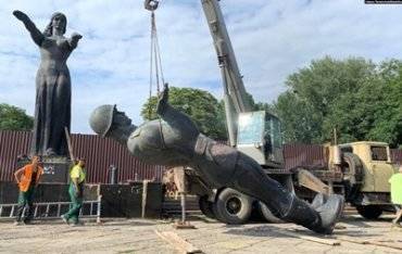 Во Львове демонтировали еще один «символ коммунизма» - ukrpost.biz - Украина - Львов