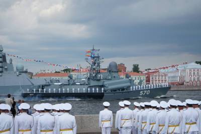 В Петербурге зрители собрались на набережных посмотреть парад в день ВМФ - abnews.ru - Санкт-Петербург