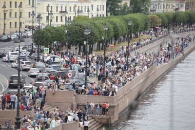 Петербуржцы заполонили набережные, чтобы посмотреть Главный военно-морской парад - spb.mk.ru - Санкт-Петербург