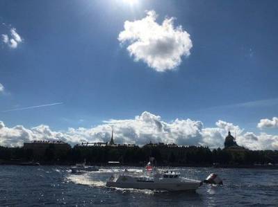 Владимир Путин - Толпы петербуржцев прорвались на набережные в день ВМФ вопреки ковидным ограничениям (фото) - rosbalt.ru - Санкт-Петербург