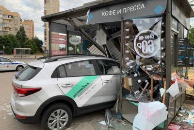Водитель каршерингового авто заехал в киоск с кофе и прессой в Петербурге - abnews.ru - Санкт-Петербург - район Василеостровский, Санкт-Петербург